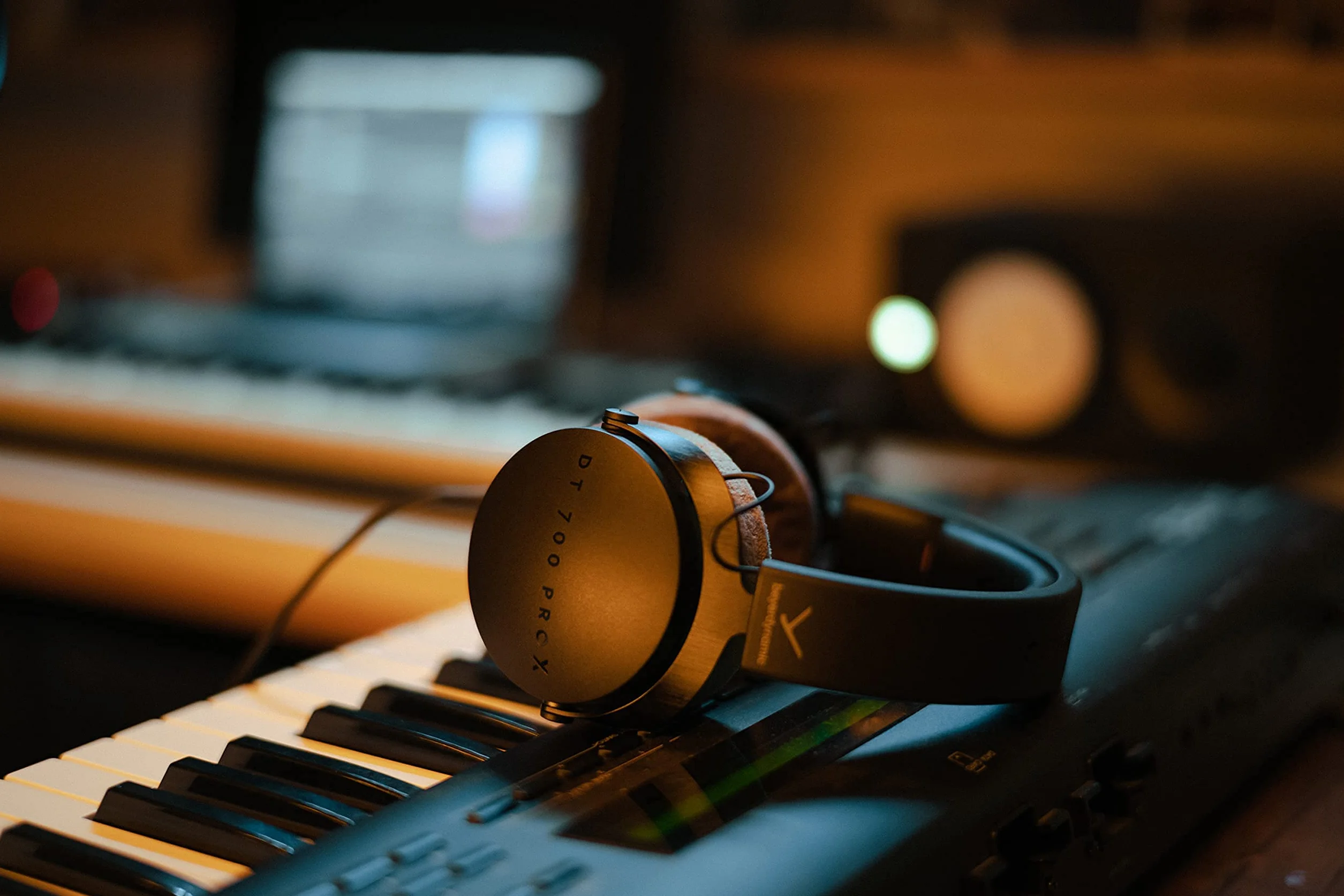 beyerdynamic DT 700 Pro X Casque de Studio avec transducteurs Stellar.45 pour l'enregistrement, Le Monitoring et Le mixage sur Tous Les appareils de Lecture (fermé)